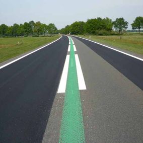 Twee wegdelen met groene lijn