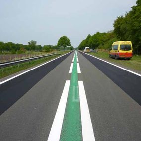 Groene lijn tussen twee autobanen