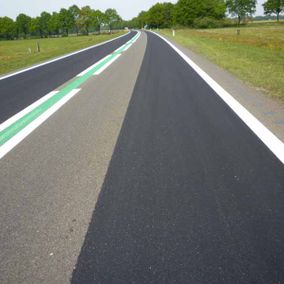 Groene lijn tussen twee wegbanen