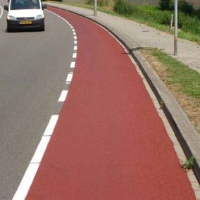 Nieuwe fietsbaan langs autoweg