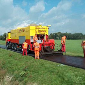 Medewerkers Rapid Asfalt leggen nieuwe weg